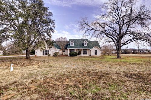 307 Se Main St, Stockdale, TX, 78160-6044 | Card Image
