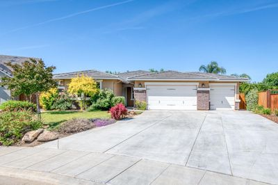 1062 Kaweah Avenue, House other with 4 bedrooms, 2 bathrooms and null parking in Clovis CA | Image 2