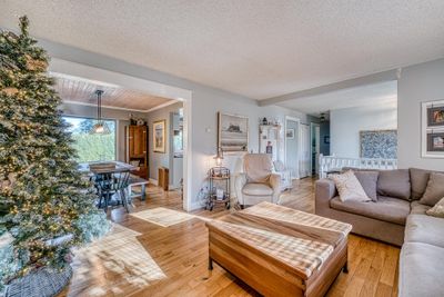 15461 Roper Ave, House other with 5 bedrooms, 3 bathrooms and 4 parking in White Rock BC | Image 2