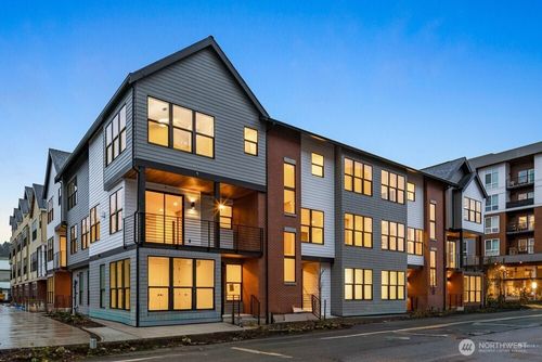 687 Nw Locust St, Issaquah, WA, 98027-2481 | Card Image