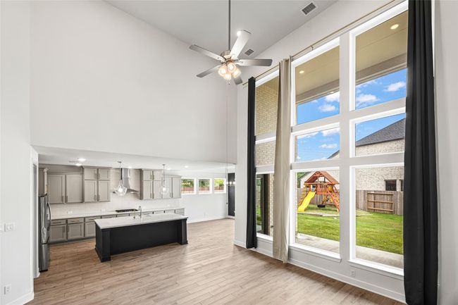 High ceilings and generous natural lighting. | Image 12