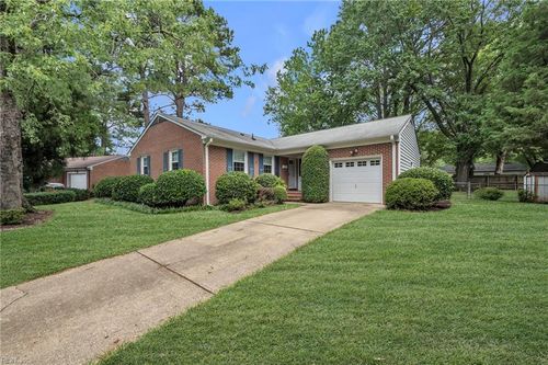 4 Karen Dr, Newport News, VA, 23608-2206 | Card Image