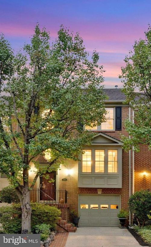 8004 Trevor Pl, VIENNA, VA, 22182-4018 | Card Image