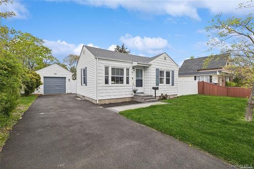 72 Conklin Ave, Patchogue, NY, 11772-4108 | Card Image