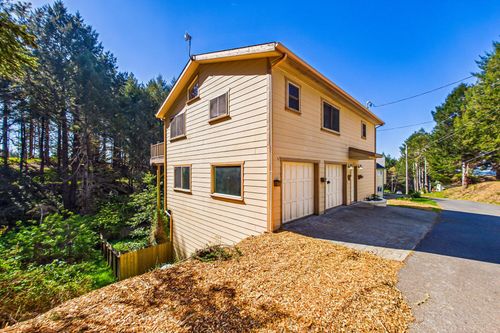 950 Spring Rd, Whitethorn, CA, 95589-8602 | Card Image