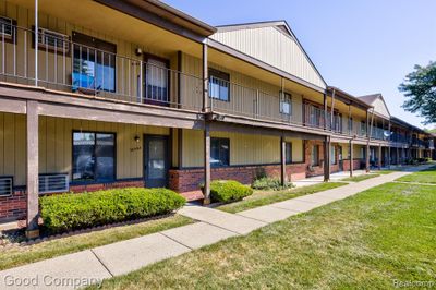 30464 Utica Road, Condo with 2 bedrooms, 1 bathrooms and null parking in Roseville MI | Image 1