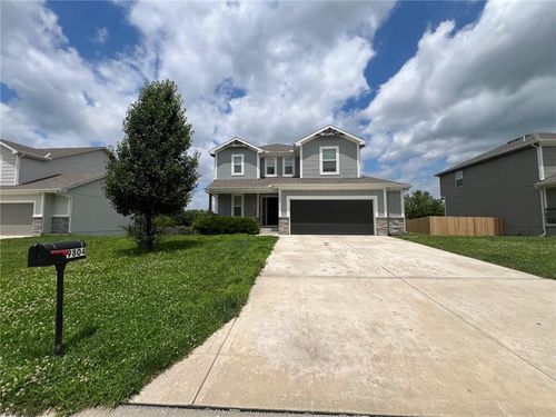 9804 E 219th Cir, Peculiar, MO, 64078-8533 | Card Image