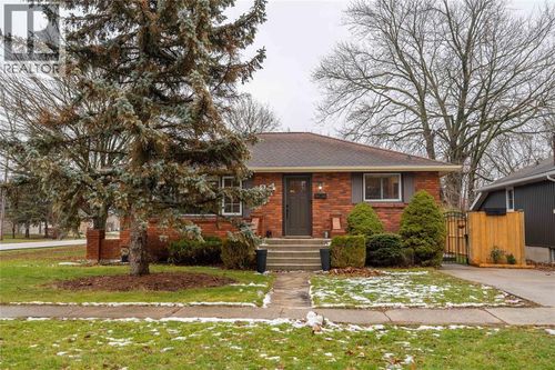 239 Paget St, Corunna, ON, N0N1G0 | Card Image