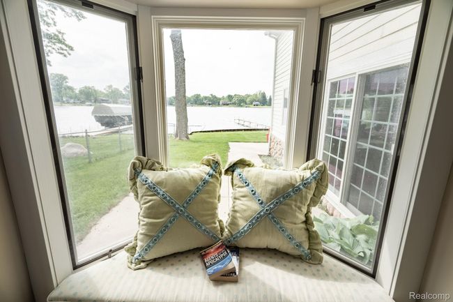 Nook Looking Out At The Lake | Image 9