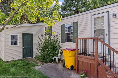 17008 Dalworth St, Macomb, MI, 48044-4017 | Card Image