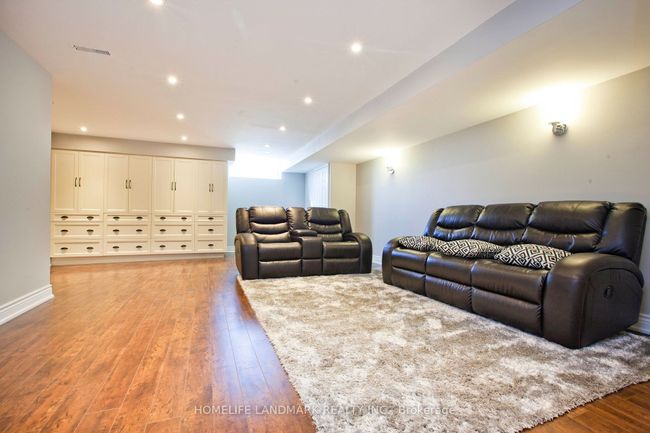 90 Bassett Ave, Home with 3 bedrooms, 4 bathrooms and 3 parking in Richmond Hill ON | Image 18