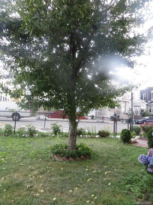 132-06 Metropolitan Ave, Richmond Hill, NY, 11418-1948 | Card Image