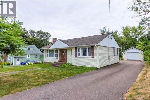 18 Charlotte St, Sackville, NB, E4L3T1 | Card Image