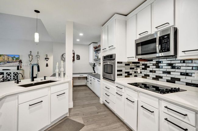 APT-342 - 16101 Emerald Estates Dr, Condo with 2 bedrooms, 3 bathrooms and null parking in Weston FL | Image 9