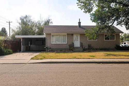 1110 19 St N, House with 3 bedrooms, 1 bathrooms and 2 parking in Lethbridge AB | Card Image