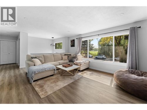 950 Raymer Ave, Kelowna, BC, V1Y4Z9 | Card Image