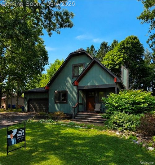705 Estes Ct, Waterford, MI, 48327-1732 | Card Image
