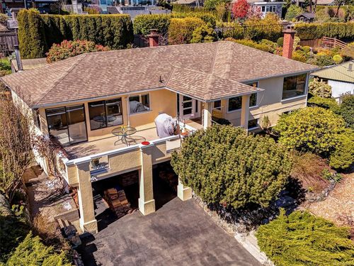 916 Claremont Ave, Saanich, BC, V8Y1K3 | Card Image