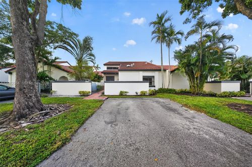 6637 Nw 181st Ln, Hialeah, FL, 33015-4414 | Card Image