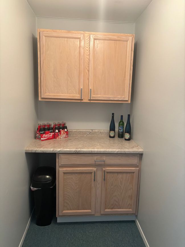 Dry bar in lower level | Image 24