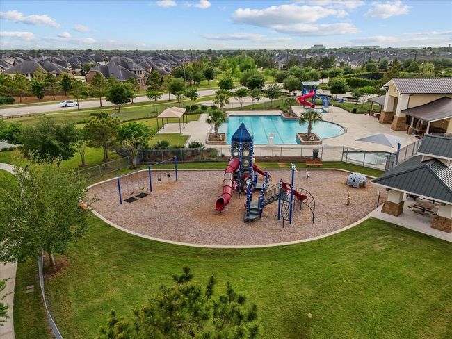 Neighborhood pool, park and covered picnic area | Image 41