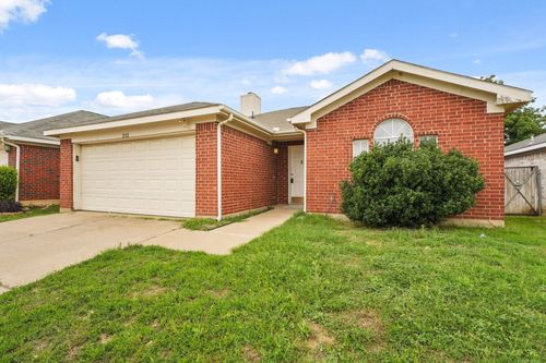 2312 Corral Dr, Fort Worth, TX, 76133-8911 | Card Image