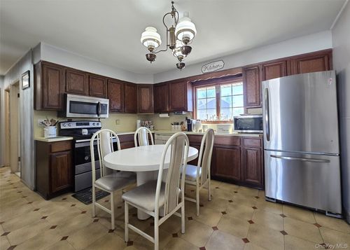 5 South Ln, Levittown, NY, 11756-5727 | Card Image