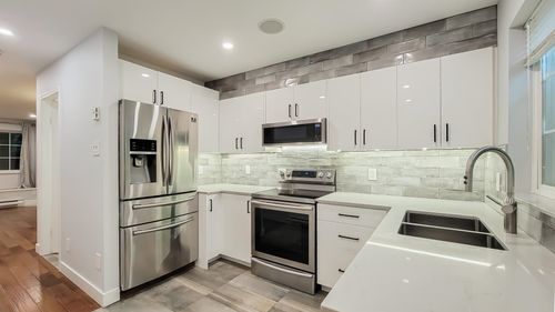 17-1561 Booth Ave, Coquitlam, BC, V3K6Z9 | Card Image