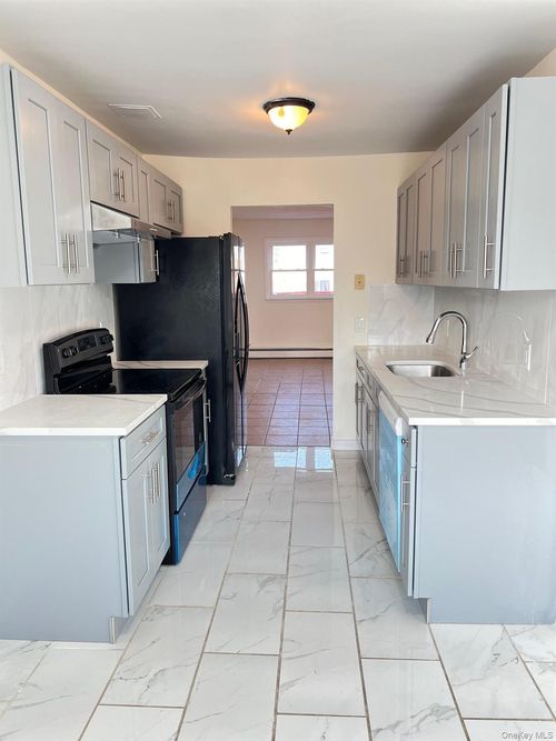 18 Chaucer Ct, Middletown, NY, 10941-1802 | Card Image