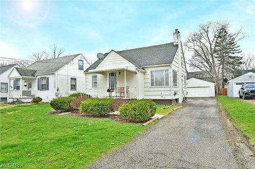 374 Meadowbrook Ave Se, Warren, OH, 44483-6329 | Card Image