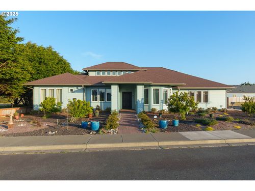 557 Shearwater Cir, Bandon, OR, 97411-9186 | Card Image
