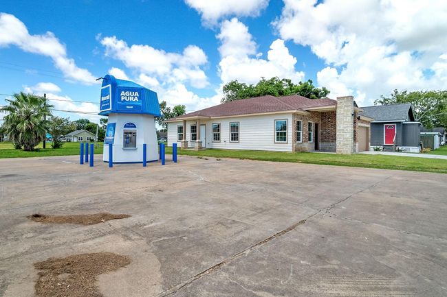 1107 W 2 Nd St, House other with 3 bedrooms, 2 bathrooms and 2 parking in Freeport TX | Image 4