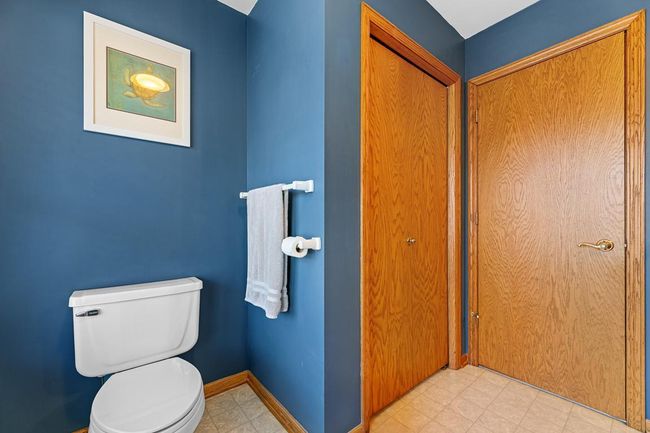3rd level - Full bath | Image 13