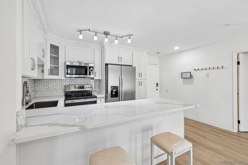 204-4600 Lamont St, San Diego, CA, 92109-3529 | Card Image
