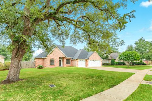 900 Enchanted Oaks Dr, Angleton, TX, 77515-8844 | Card Image