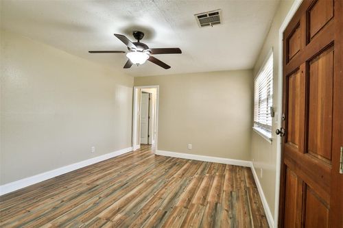 749 Sw 2nd St, Moore, OK, 73160-2310 | Card Image