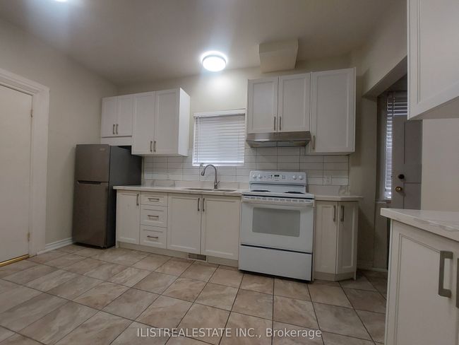 222 Athol St E, House other with 5 bedrooms, 3 bathrooms and 6 parking in Oshawa ON | Image 4