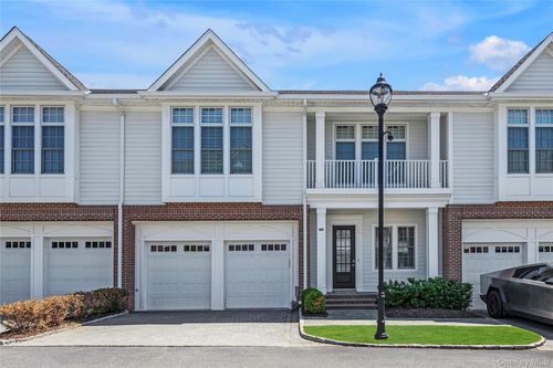 402 Grist Mill Cir, Roslyn, NY, 11576-1639 | Card Image