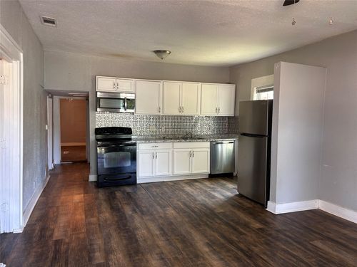 615 S Throckmorton St, Sherman, TX, 75090-6946 | Card Image