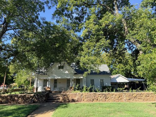 830 Plum St, Graham, TX, 76450-3517 | Card Image
