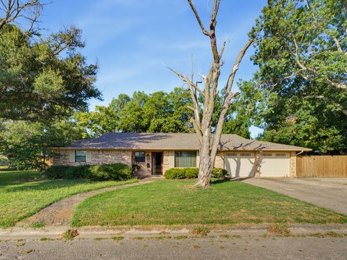 702 Preston St, Bowie, TX, 76230-2805 | Card Image