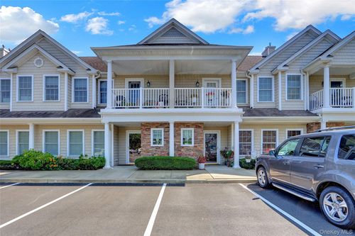 16 Della Dr, West Babylon, NY, 11704-6240 | Card Image