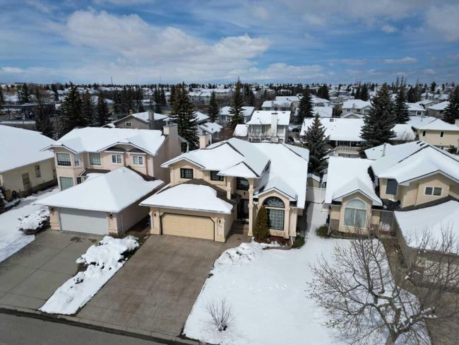 315 Hawkstone Close Nw, Home with 5 bedrooms, 3 bathrooms and 6 parking in Calgary AB | Image 4
