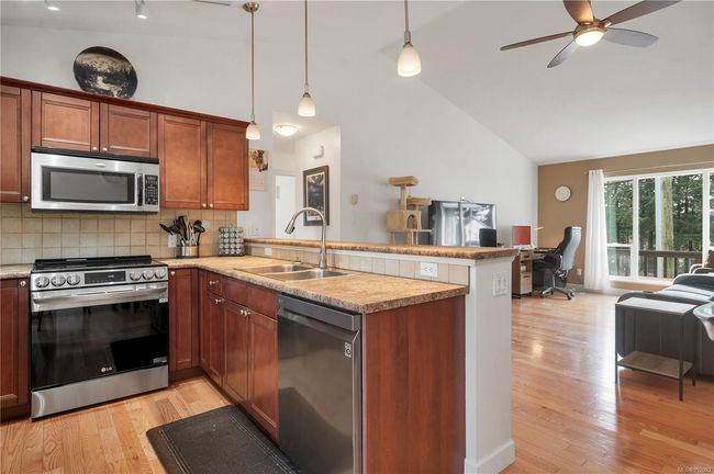 New Appliances, bright kitchen | Image 5