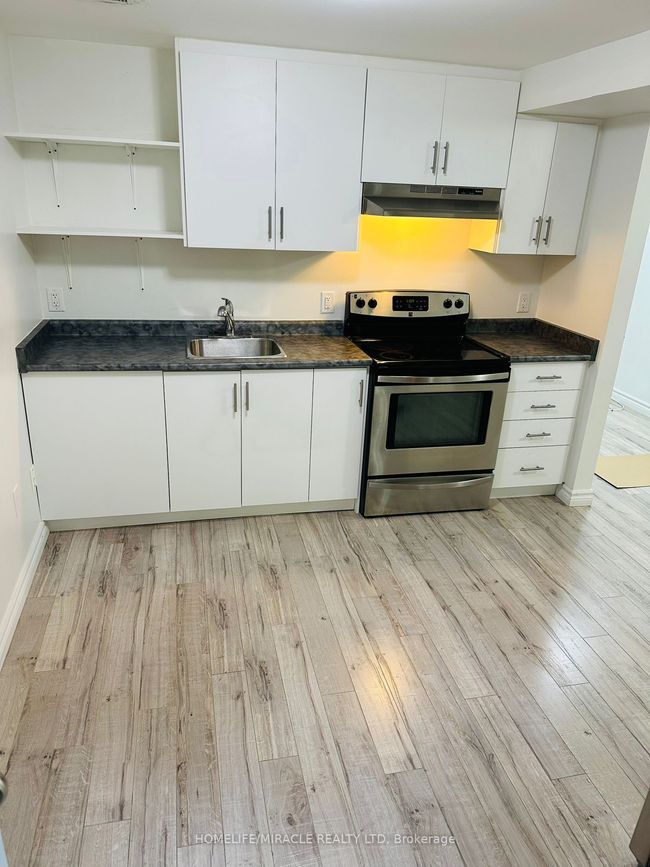 1439 Emerson Lane, Home with 2 bedrooms, 1 bathrooms and 2 parking in Mississauga ON | Image 9