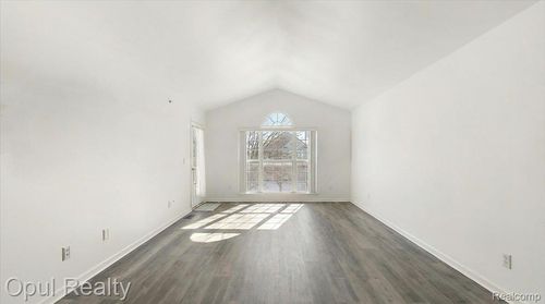 28263 Oakmonte Cir E, New Hudson, MI, 48165-8002 | Card Image