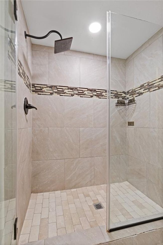 Master shower. | Image 31
