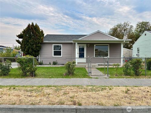 2207 W Spruce St, Moses Lake, WA, 98837-2854 | Card Image