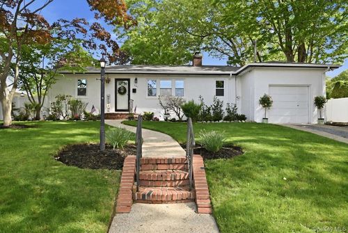241 Commonwealth Avenue, Oyster Bay, NY, 11758 | Card Image