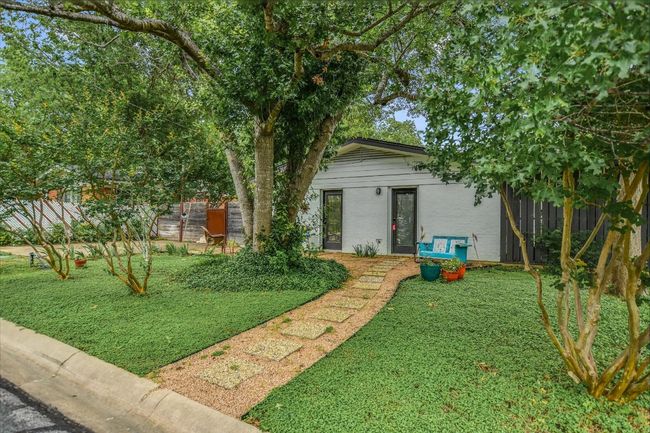 View of green lawn | Image 17
